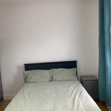 Snug 5-Bedroom Residential Home In Great London Eksteriør bilde