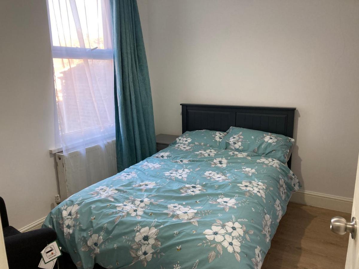 Snug 5-Bedroom Residential Home In Great London Eksteriør bilde