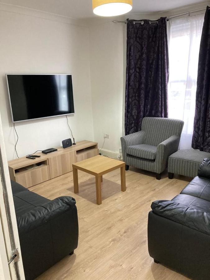 Snug 5-Bedroom Residential Home In Great London Eksteriør bilde