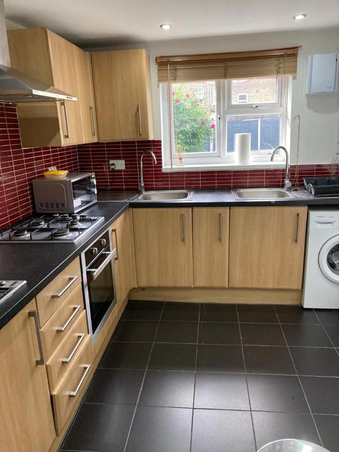 Snug 5-Bedroom Residential Home In Great London Eksteriør bilde